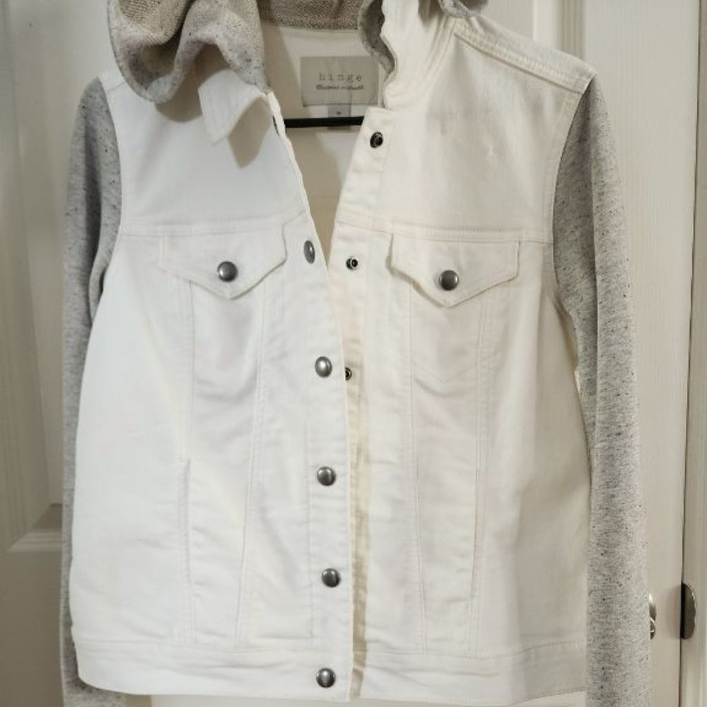 HINGE WHITE DENIM JACKET WITH GREY KNIT SLEEVES AND HOOD. MED